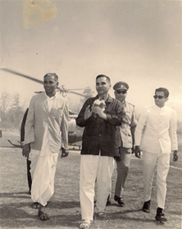 Manubhai arriving to inaugurate the PAPCO Mill of the Parkhe group, 1960